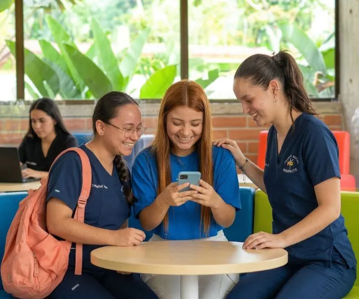 estudiantes universitarias viendo celular