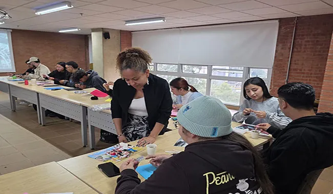 docente explicando el taller
