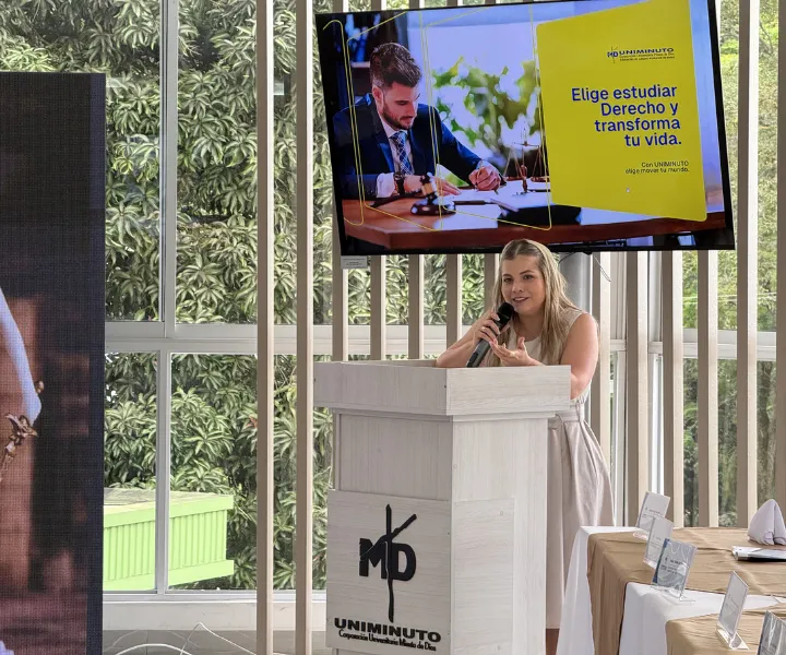 Docente del programa de Derecho de UNIMINUTO Sede Ibagué durante la presentación del programa en modalidad a distancia, en el marco del lanzamiento de la nueva oferta académica.