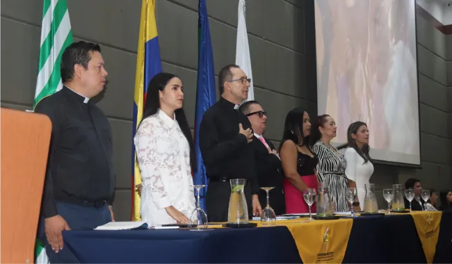 Mesa principal ceremonia de grados villavicencio
