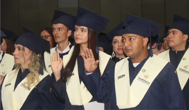 Graduados uniminuto realizando la promesa profesional 