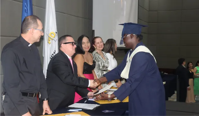Graduando UNIMINUTO Recibiendo diploma de graduación 