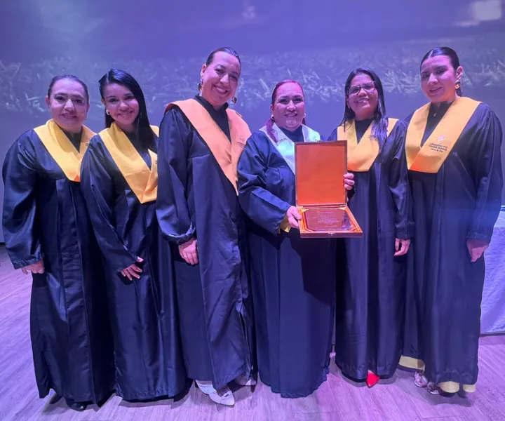 Egresada reconocida como la estudiante número 8.000 del Centro Universitario Neiva de UNIMINUTO posa junto a la rectora Carolina Tovar Torres, vicerrectoras, la directora del Centro Universitario Neiva durante la ceremonia de reconocimiento institucional por este hito académico