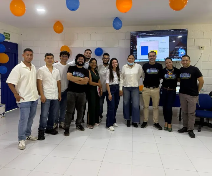 Jurados académicos observan y evalúan uno de los proyectos tecnológicos presentados por estudiantes de Ingeniería en Sistemas durante el I Simposio Internacional de Ingeniería “Tecnología + Territorio” realizado en UNIMINUTO Centro Universitario Lérida.