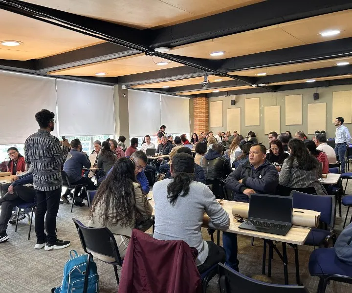 Foto de profesores en taller