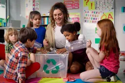 Niños participan en actividad de docente 