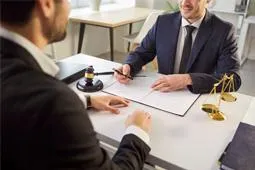 dos abogados en un escritorio