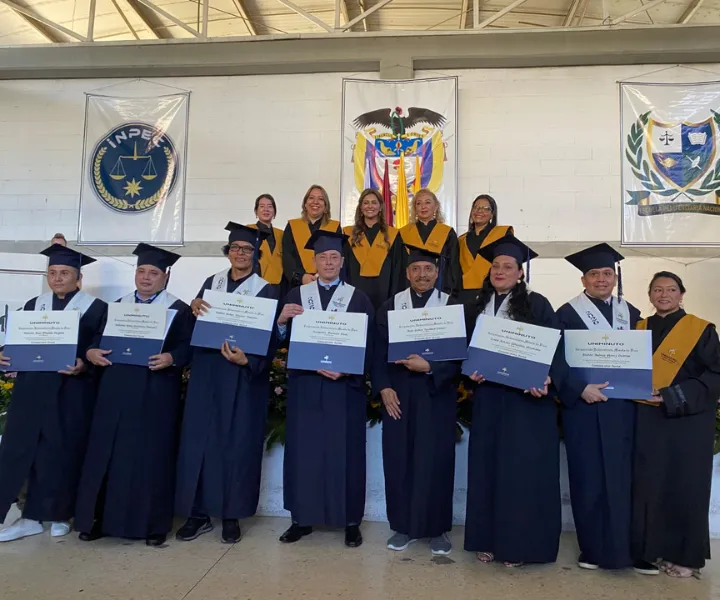 Graduandos de Comunicación Social del COIBA Picaleña celebran la obtención de su título profesional.