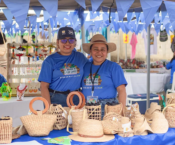 Artesanas de la región posan felices en su stand de tejidos, representando a los 180 emprendedores que participaron en la feria en el Golfo de Morrosquillo.