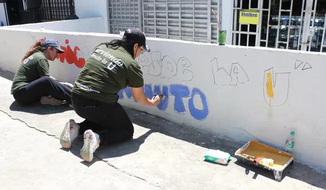 Embellecimiento mural "Sirviendo desde la U"