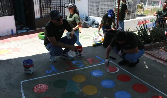 Embellecimiento juego recreativo para niños de la comunidad 
