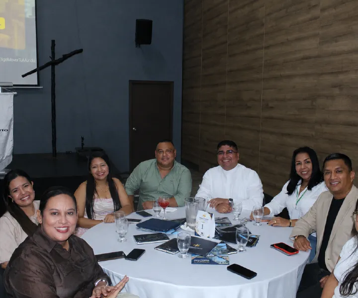 El rector de UNIMINUTO Caribe, directivos de la institución y representantes de empresas e instituciones aliadas durante la Cena de Aliados.