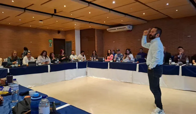 Tras un proceso de formación académica y vivencial enfocado en la productividad, la organización y el liderazgo, culminó exitosamente el Diplomado para Periodistas y Comunicadores, desarrollado en el campus de UNIMINUTO Seccional Bello.  Club de la Prensa de Medellín y UNIMINUTO Antioquia-Chocó consolidan alianza que impulsa el liderazgo y la integración del sector periodístico.