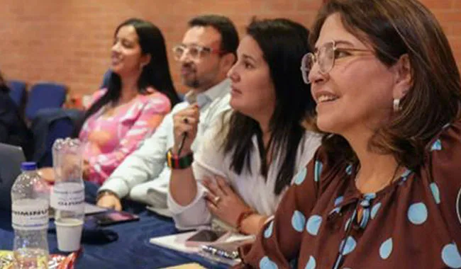 Tras un proceso de formación académica y vivencial enfocado en la productividad, la organización y el liderazgo, culminó exitosamente el Diplomado para Periodistas y Comunicadores, desarrollado en el campus de UNIMINUTO Seccional Bello.  Club de la Prensa de Medellín y UNIMINUTO Antioquia-Chocó consolidan alianza que impulsa el liderazgo y la integración del sector periodístico.
