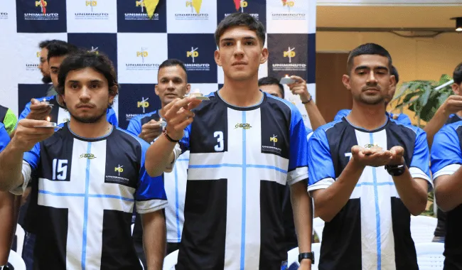 Integrantes de los equipos llevan la luz simbólica