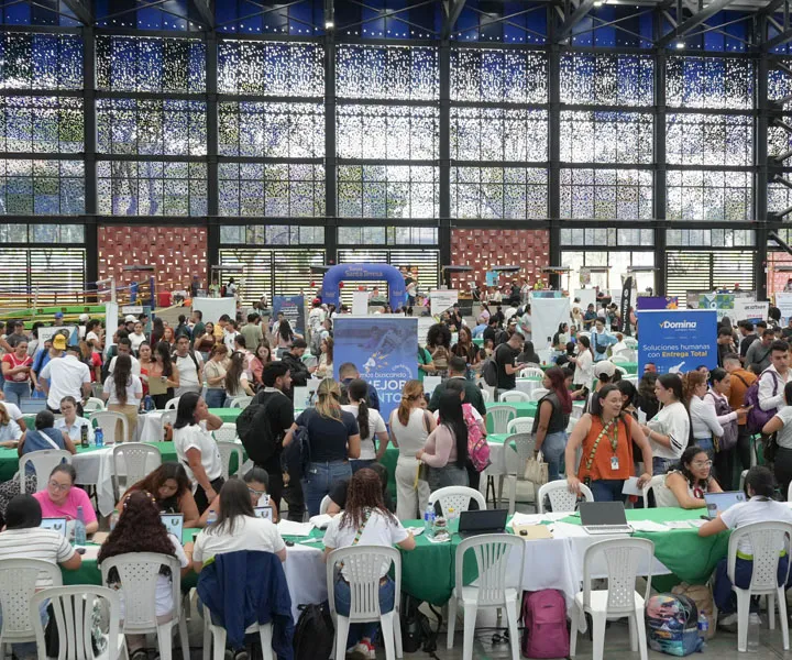  En el marco de Expo Empleo Norte, evento estratégico realizado en las instalaciones del Coliseo del Polideportivo Tulio Ospina de Bello, la Corporación Universitaria Minuto de Dios – UNIMINUTO reafirmó su rol transformador como puente entre la educación superior, los gobiernos locales y el empresariado.