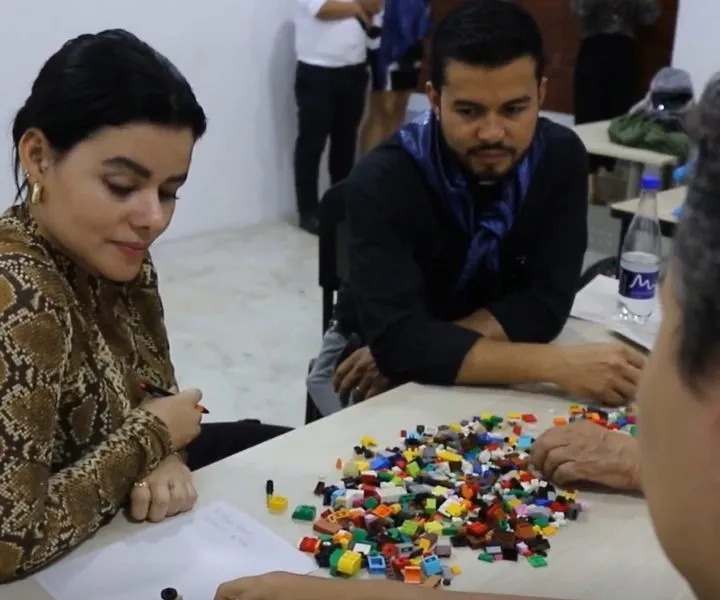 profesores interactuando con lego