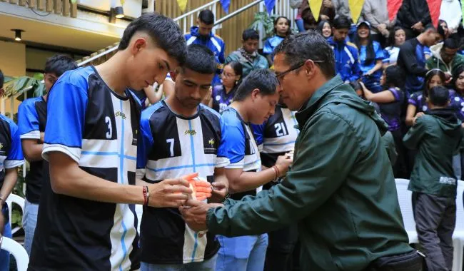 Deportistas e instructores participan en el acto simbólico del fuego institucional.