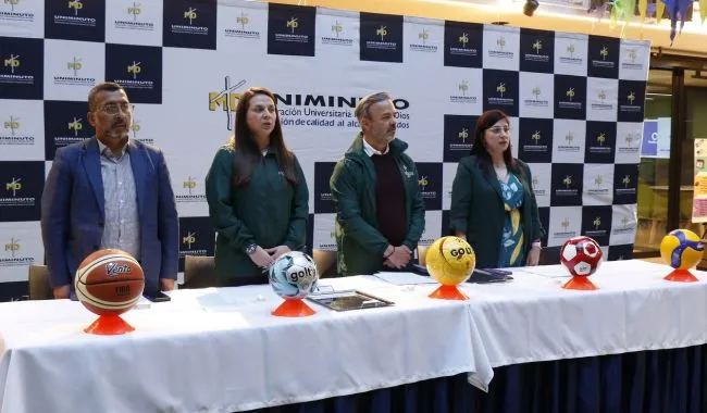 Directivos e invitados especiales durante el lanzamiento e inauguración del torneo deportivo institucional.