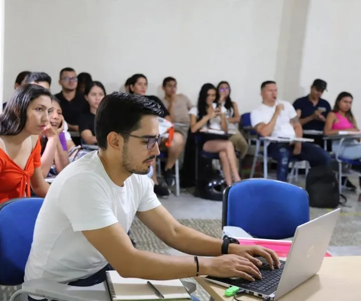 Estudiante en computador