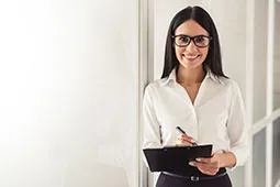 Mujer tomando nota programa Psicología