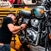 Hombre reparando motocicleta