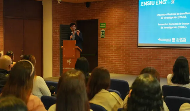 En paralelo, el Encuentro Nacional de Semilleros de Investigación reunió a jóvenes investigadores y comunidades académicas de todo el país para presentar avances y resultados de proyectos en diversas áreas del conocimiento. Este evento ratificó la importancia de la investigación formativa como motor de innovación social, permitiendo el intercambio de experiencias y la consolidación de redes de trabajo colaborativo.