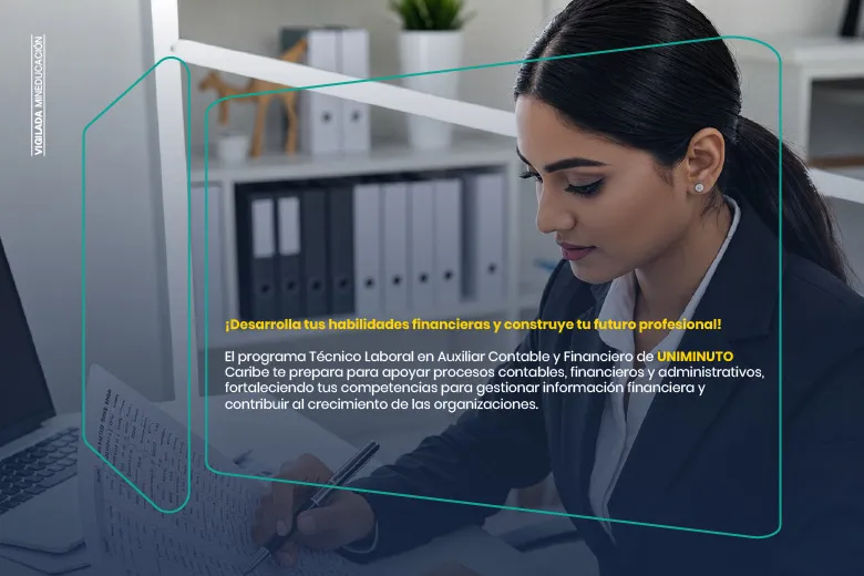Auxiliar contable trabajando en computador en la oficina