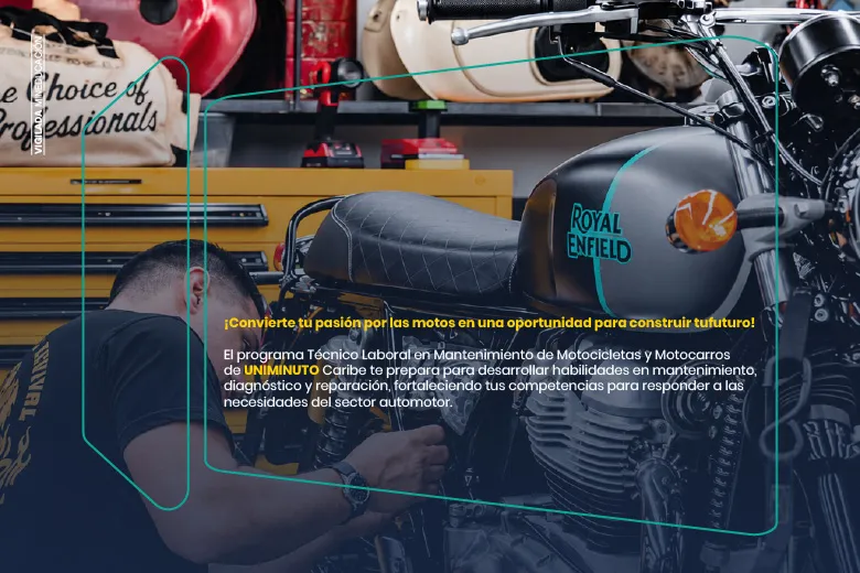 Hombre reparando motocicleta