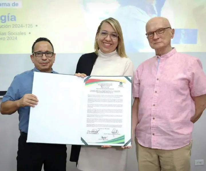 De izquierda a derecha: Ramiro Vidal Benítez, concejal de Neiva, Huila; Carolina Tovar Torres, rectora de UNIMINUTO Tolima - Huila; y el doctor Luis Eduardo Rico, miembro del Consejo Superior.