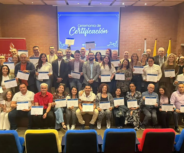 Tras un proceso de formación académica y vivencial enfocado en la productividad, la organización y el liderazgo, culminó exitosamente el Diplomado para Periodistas y Comunicadores, desarrollado en el campus de UNIMINUTO Seccional Bello.    Club de la Prensa de Medellín y UNIMINUTO Antioquia-Chocó consolidan alianza que impulsa el liderazgo y la integración del sector periodístico