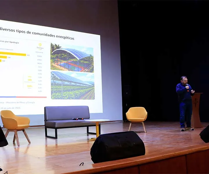 Juan Fernando Pacheco Duarte, rector del Parque Científico de Innovación Social (PCIS) de UNIMINUTO, hablando sobre el proyecto de comunidades energéticas educativas
