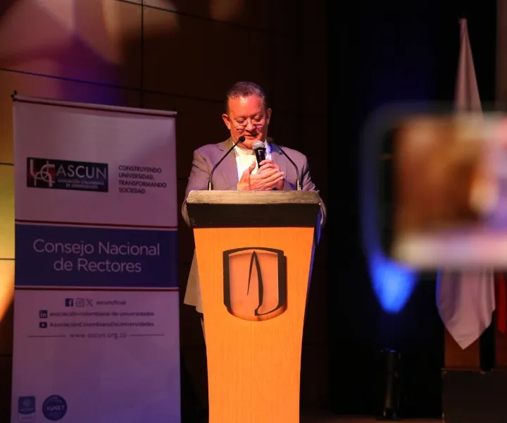 Foto del padre Harold Castilla en el Consejo Nacional de Rectores