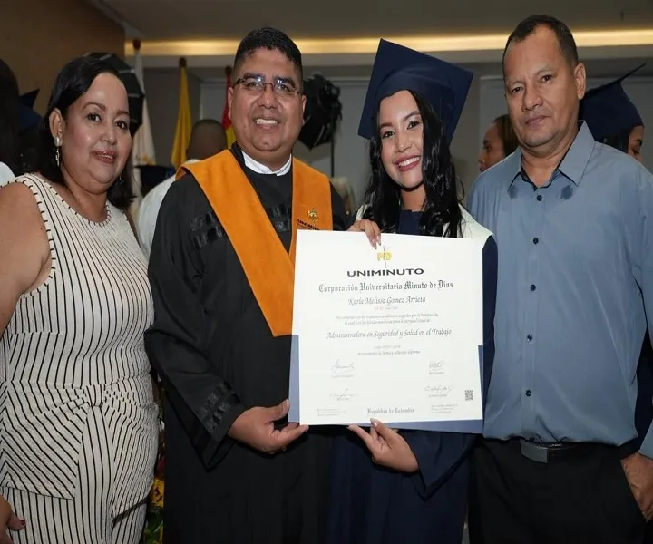 Rector Caribe junto a graduada y sus padres durante ceremonia