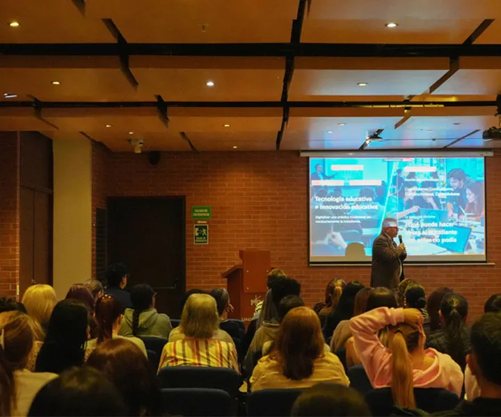 En paralelo, el Encuentro Nacional de Semilleros de Investigación reunió a jóvenes investigadores y comunidades académicas de todo el país para presentar avances y resultados de proyectos en diversas áreas del conocimiento. Este evento ratificó la importancia de la investigación formativa como motor de innovación social, permitiendo el intercambio de experiencias y la consolidación de redes de trabajo colaborativo.