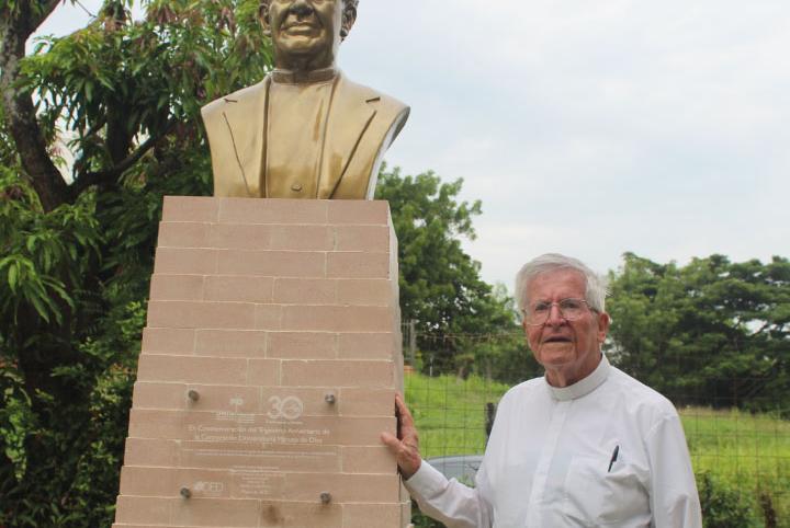 Padre Diego Jaramillo CJM en el Centro Regional Girardot