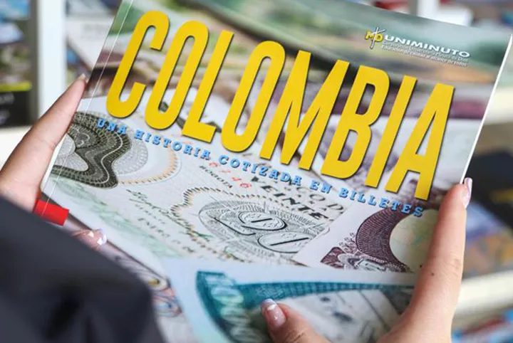 Persona sosteniendo un libro titulado, Colombia: Una historia cotizada en billetes, publicado por UNIMINUTO, con imágenes de billetes en la portada.