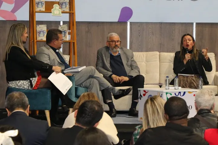 Foto de los panelistas en el lanzamiento del libro