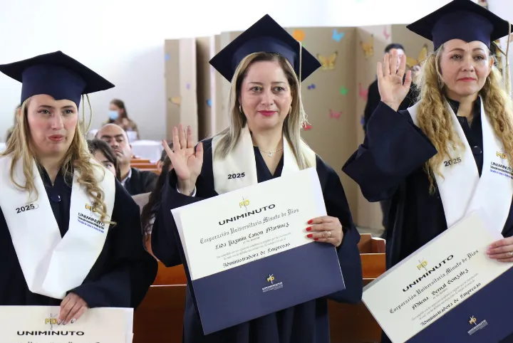 Mujeres privadas de la libertad graduadas en Administración de Empresas