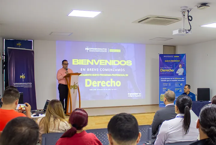 Rector Carlos Alberto Pabón Meneses realizando presentación del Programa de Derecho