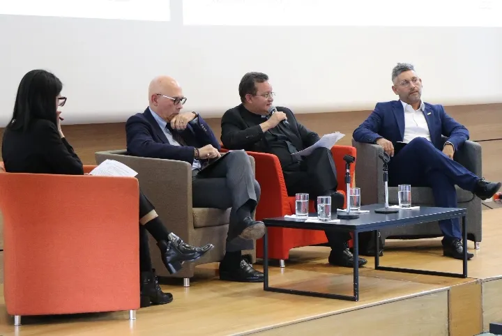 rector UNIMINUTO en el panel Llegar no es suficiente: ¿Cómo evitar que los jóvenes abandonen la universidad?