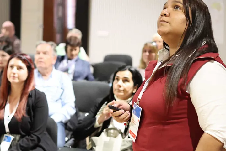 La docente en su ponencia en Roma