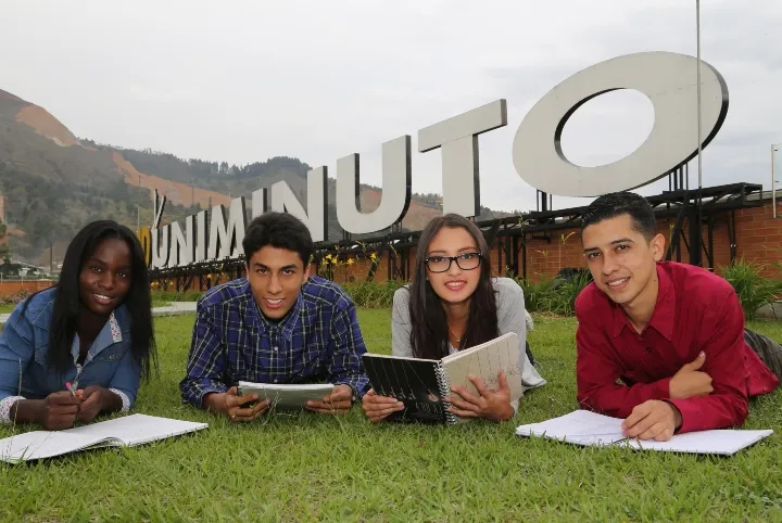 cuatro estudiantes de UNIMINUTO con cuadernos