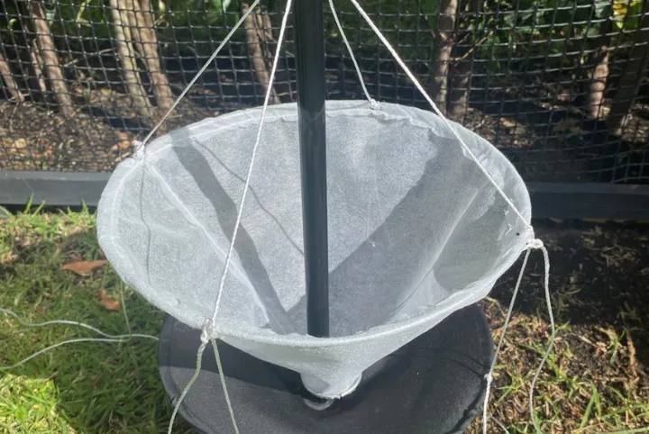 Aparato robótico flotante autopropulsado para el tratamiento de agua