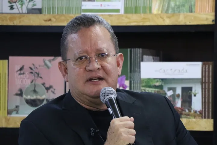 rector UNIMINUTO presenta su libro en la Filbo