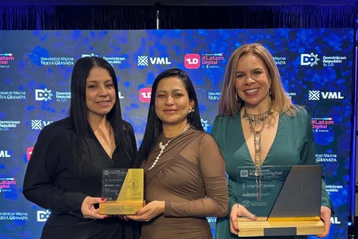 Foto de representantes de UNIMINUTO recibiendo los premios