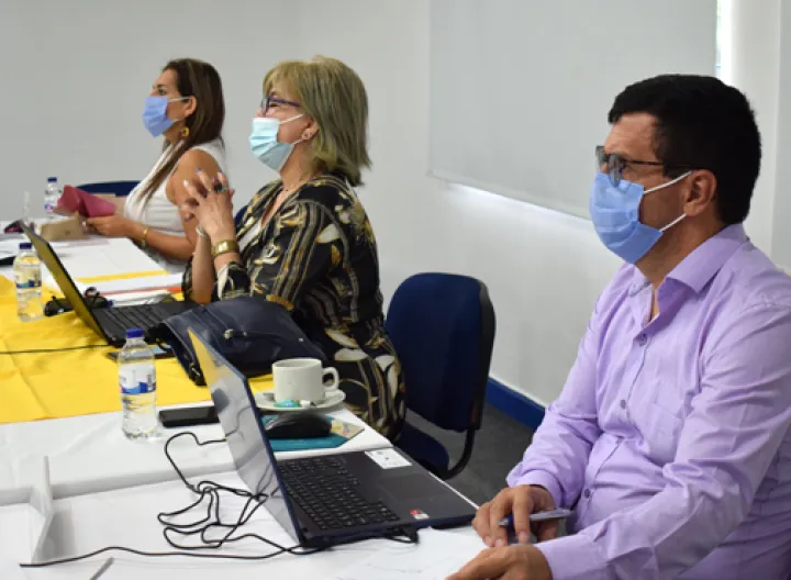 Personas reunidas en un auditorio