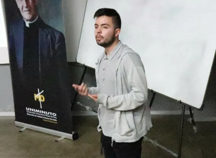 Jeisson López expone su investigación