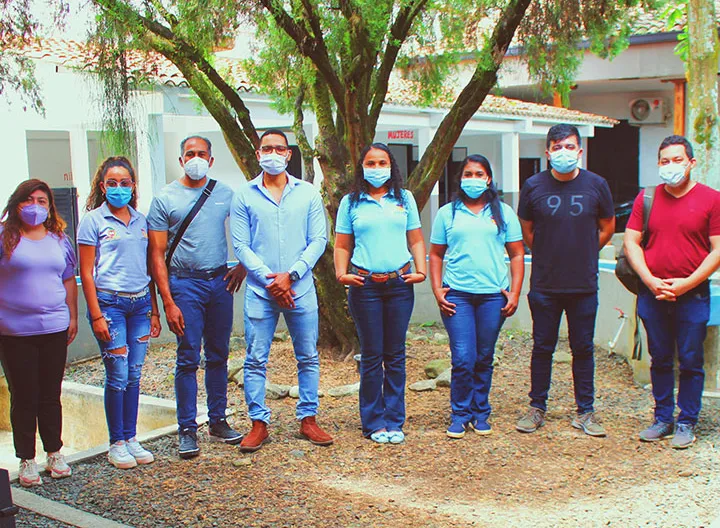 Grupo de cinco personas trabajando en el proyecto Municipios Visibles para la paz