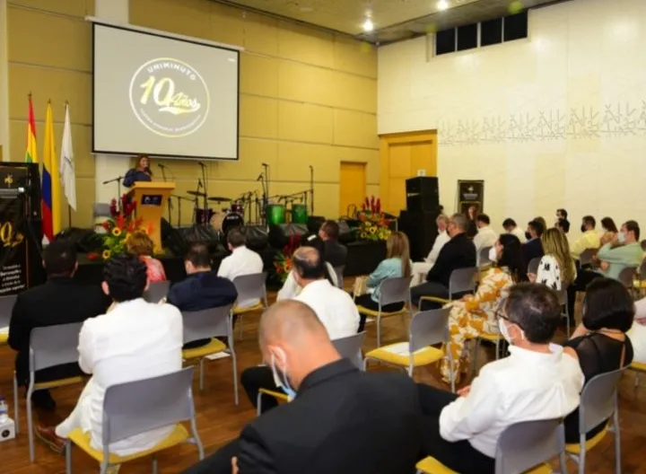 Grupo de personas en un salón de eventos 